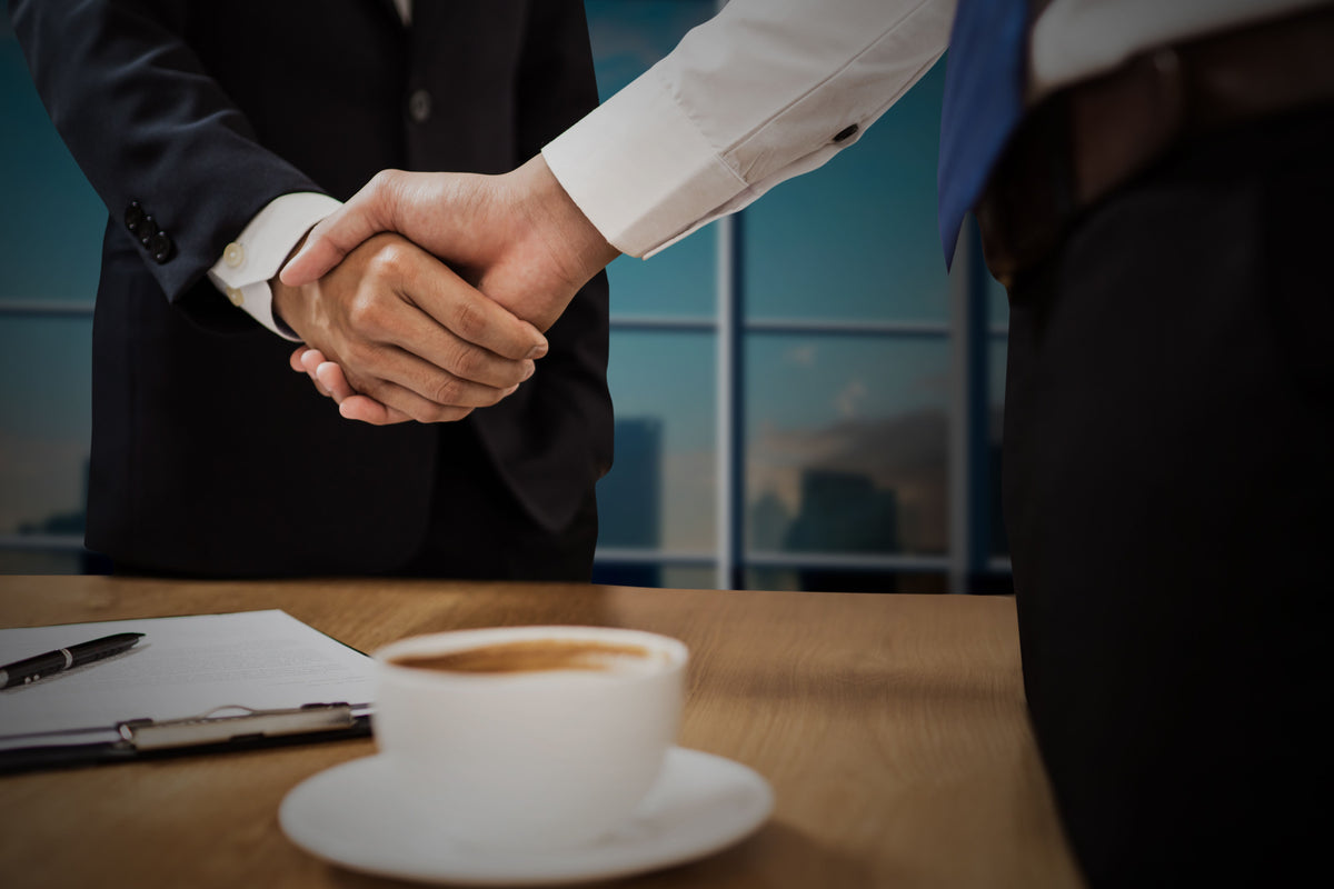Üzletemberek kézfogása, Denison B2B és HORECA partnerség